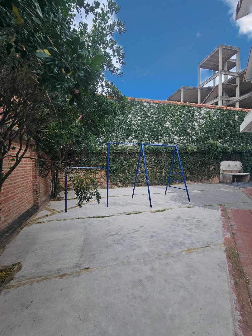 Casa en AlquilerAv. Ibérica- Barrio las LAS PALMAS  5 dormitorios 4 baños 3 parqueos Foto 3