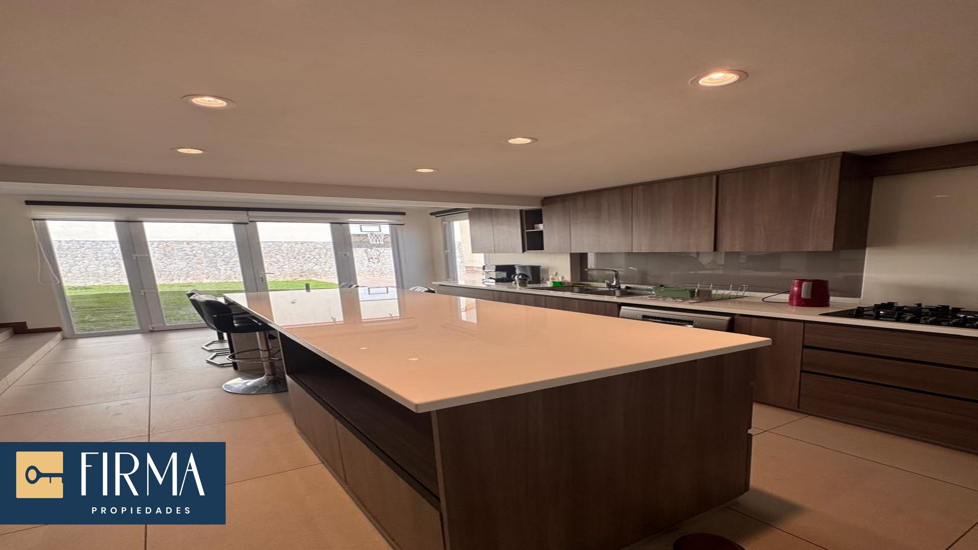 Casa en AlquilerCASA EN ALQUILER CON GARZONIER INDEPENDIENTE, IRPAVI BAJO 4 dormitorios 6 baños 3 parqueos Foto 7