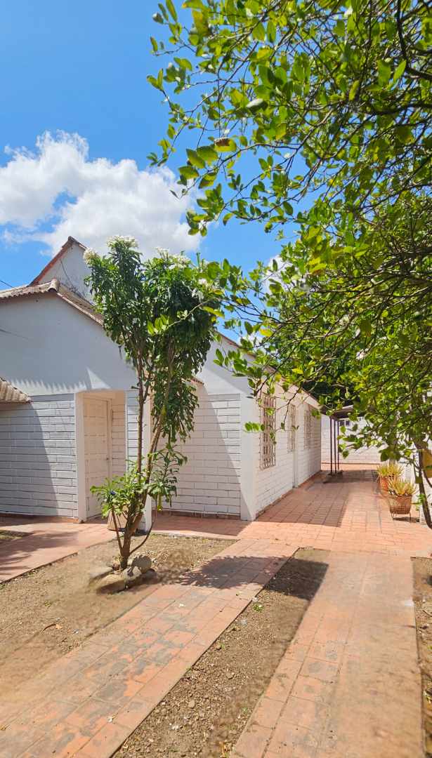 Casa en AlquilerURBANIZACIÓN EL MUNDO 
Av  Virgen de Cotoca 6to anillo 

Linda CASA EN ALQUILER 
Bs. 3.300. 
3 DORMITORIOS 

 3 dormitorios 2 baños 3 parqueos Foto 5