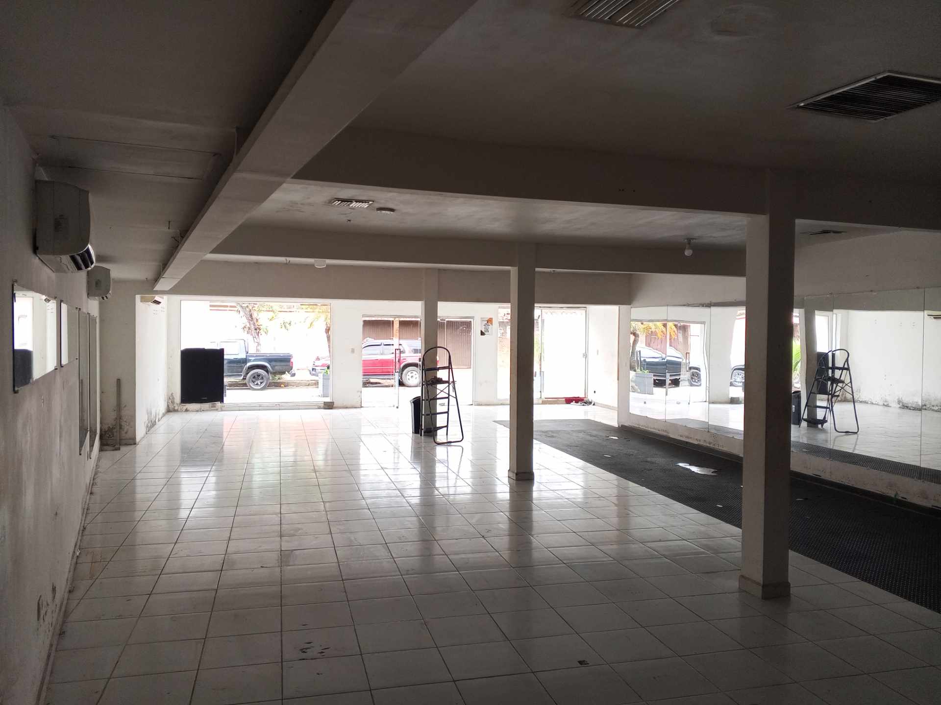 Local comercial en Entre 1er y 2do anillo Norte en Santa Cruz de la Sierra  2 baños  Foto 7