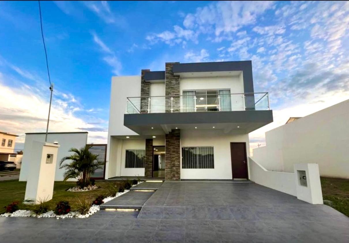 Casa en Carretera Norte en Santa Cruz de la Sierra 4 dormitorios 3 baños 2 parqueos Foto 1