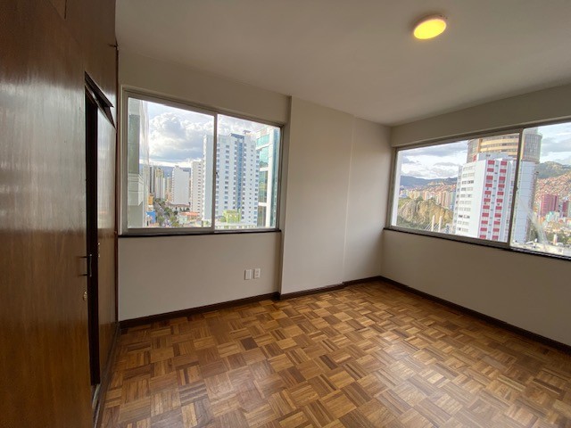 Departamento en Sopocachi en La Paz 4 dormitorios 4 baños  Foto 3