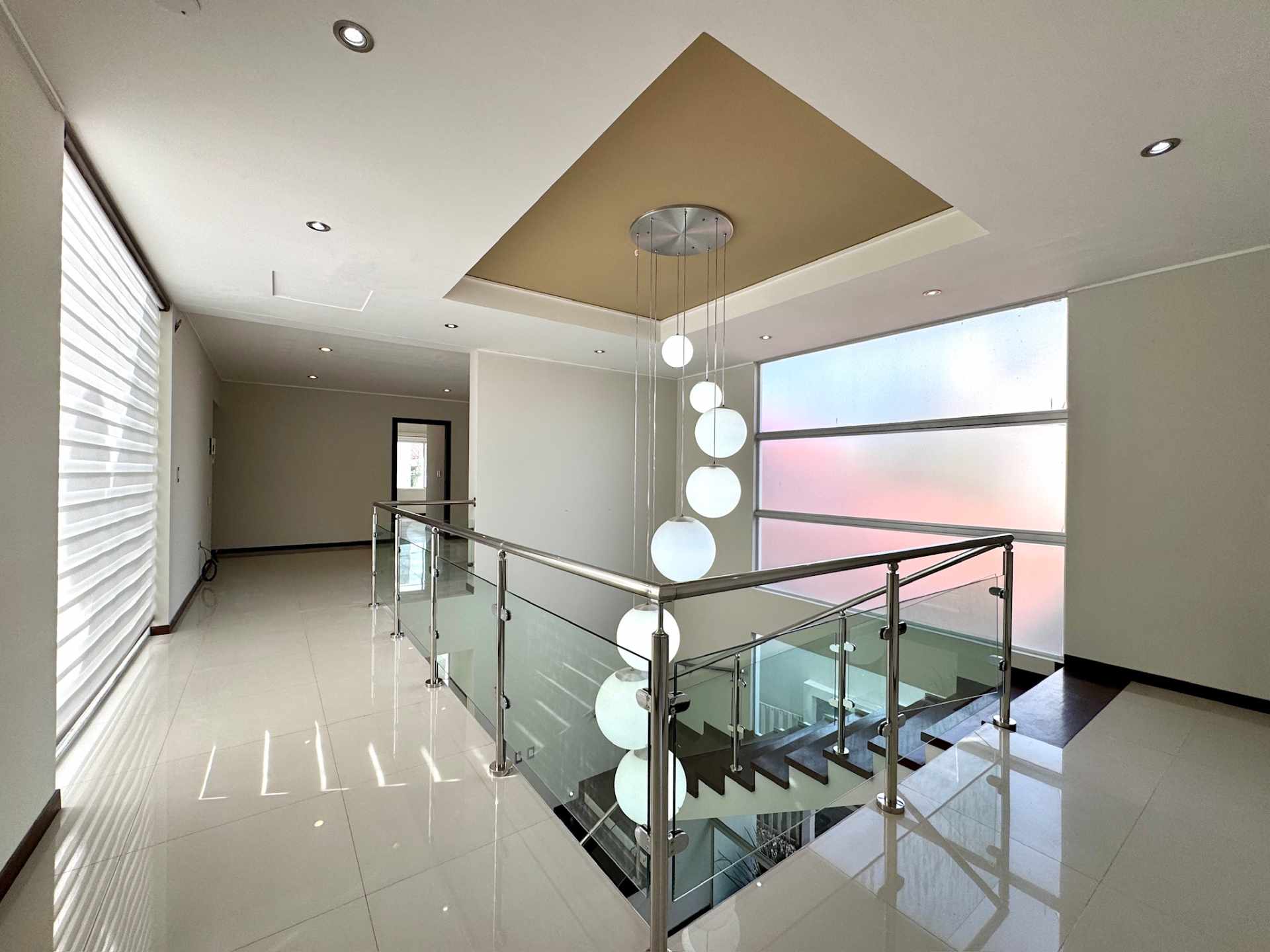 Casa en Entre 3er y 4to anillo Oeste en Santa Cruz de la Sierra 4 dormitorios 6 baños 4 parqueos Foto 8