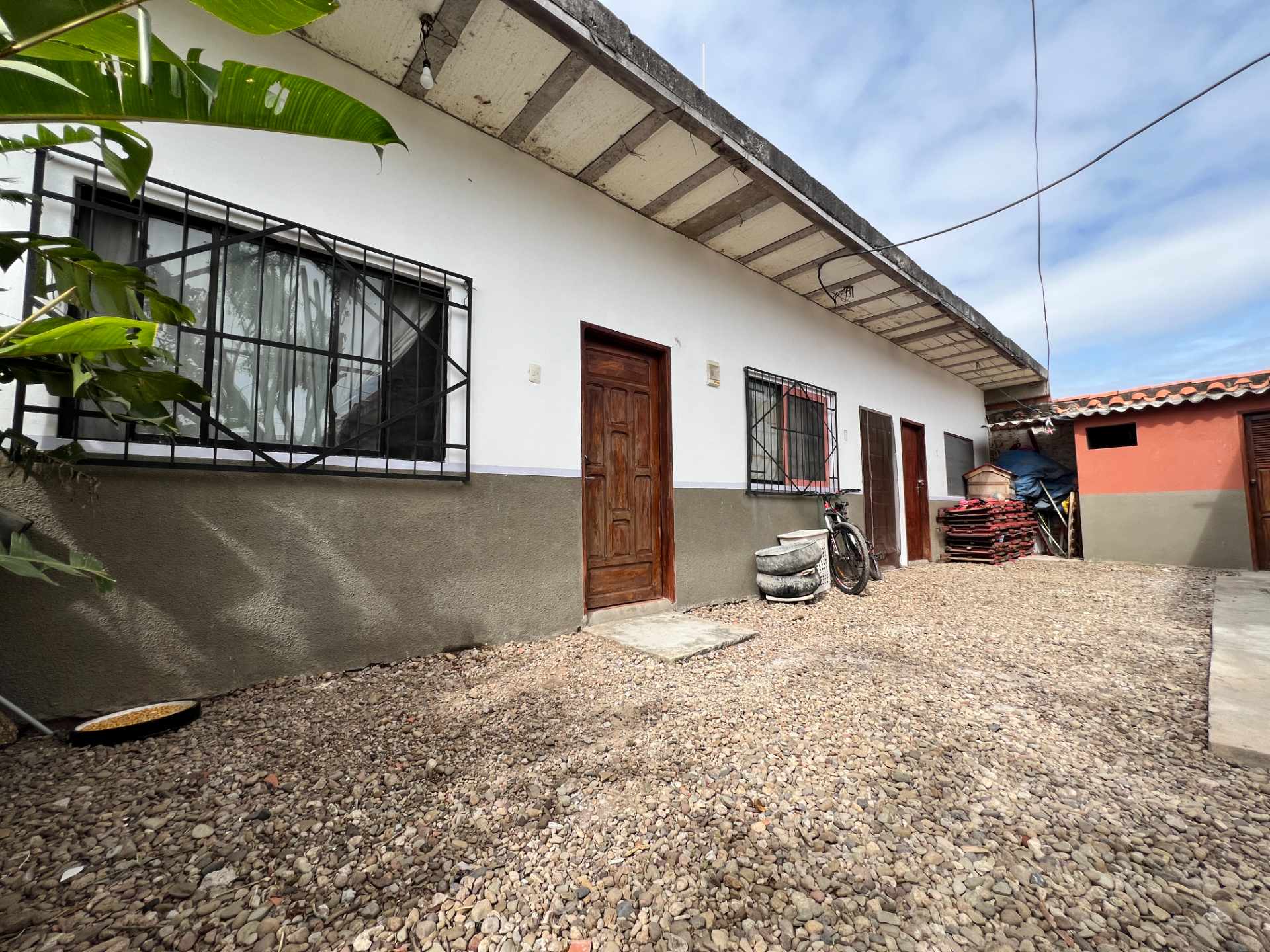 Casa en Entre 7mo y 8vo anillo Norte en Santa Cruz de la Sierra 8 dormitorios 3 baños 2 parqueos Foto 8