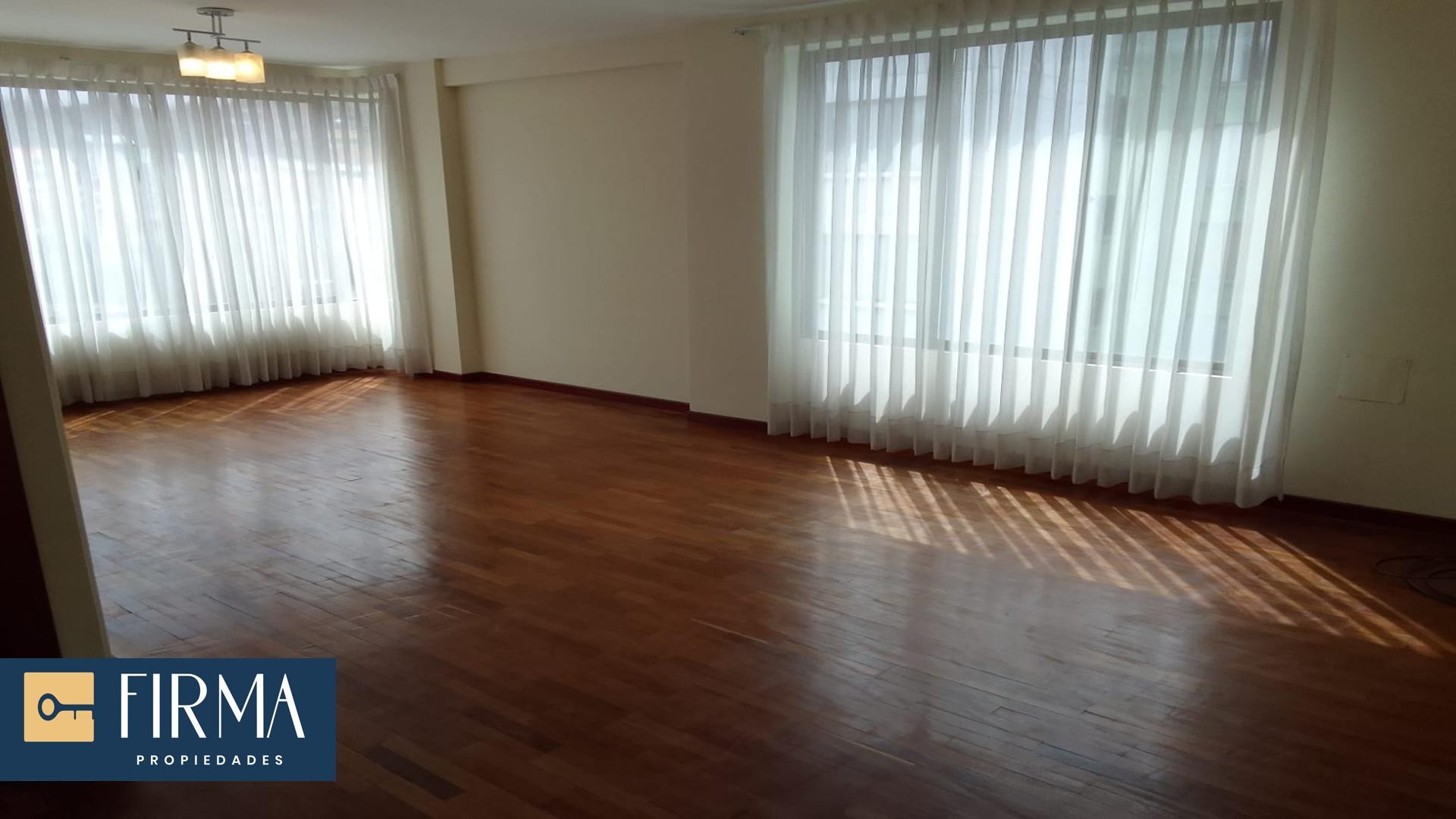 Departamento en Los Pinos en La Paz 3 dormitorios 4 baños 1 parqueos Foto 2
