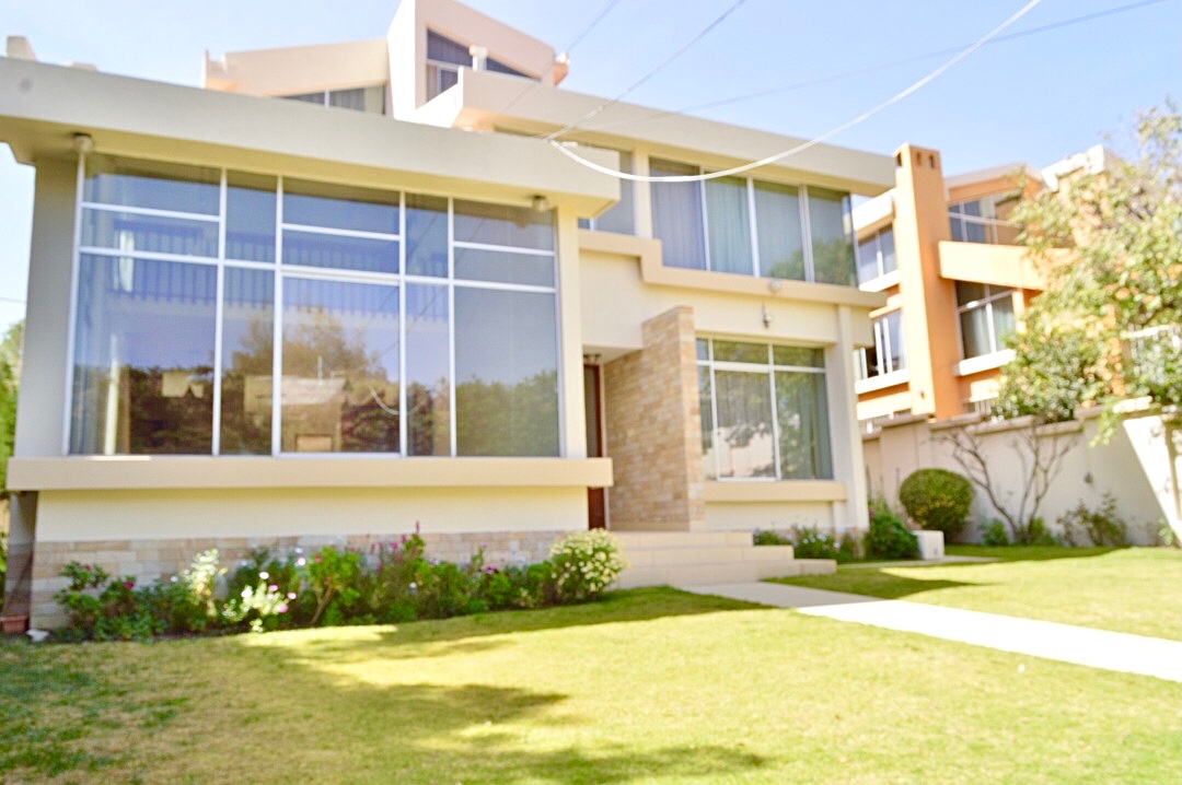 Casa CASA DE 5 DORMITORIOS EN ALQUILER, CALACOTO. PARA VIVIENDA Y OFICINA Foto 1