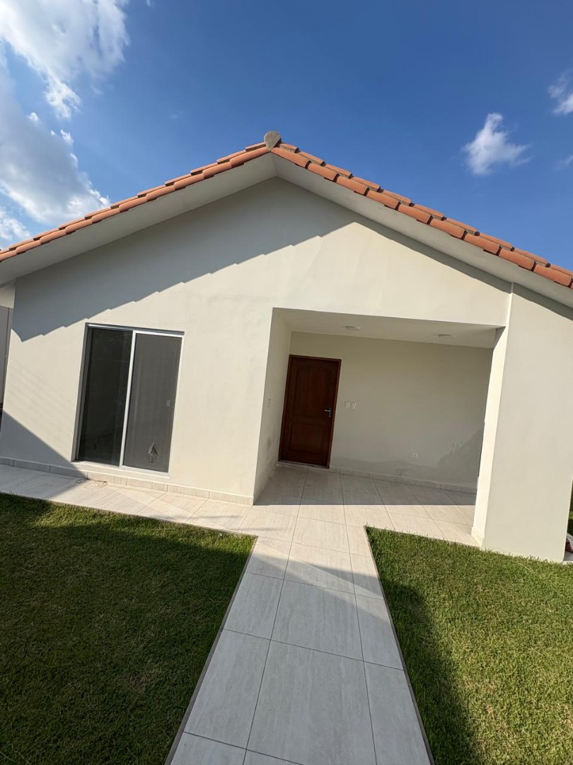 Casa en VentaZona norte, C/ Las Piñas, en plena esquina, entre  la Av. Mutualista y Alemana Foto 2