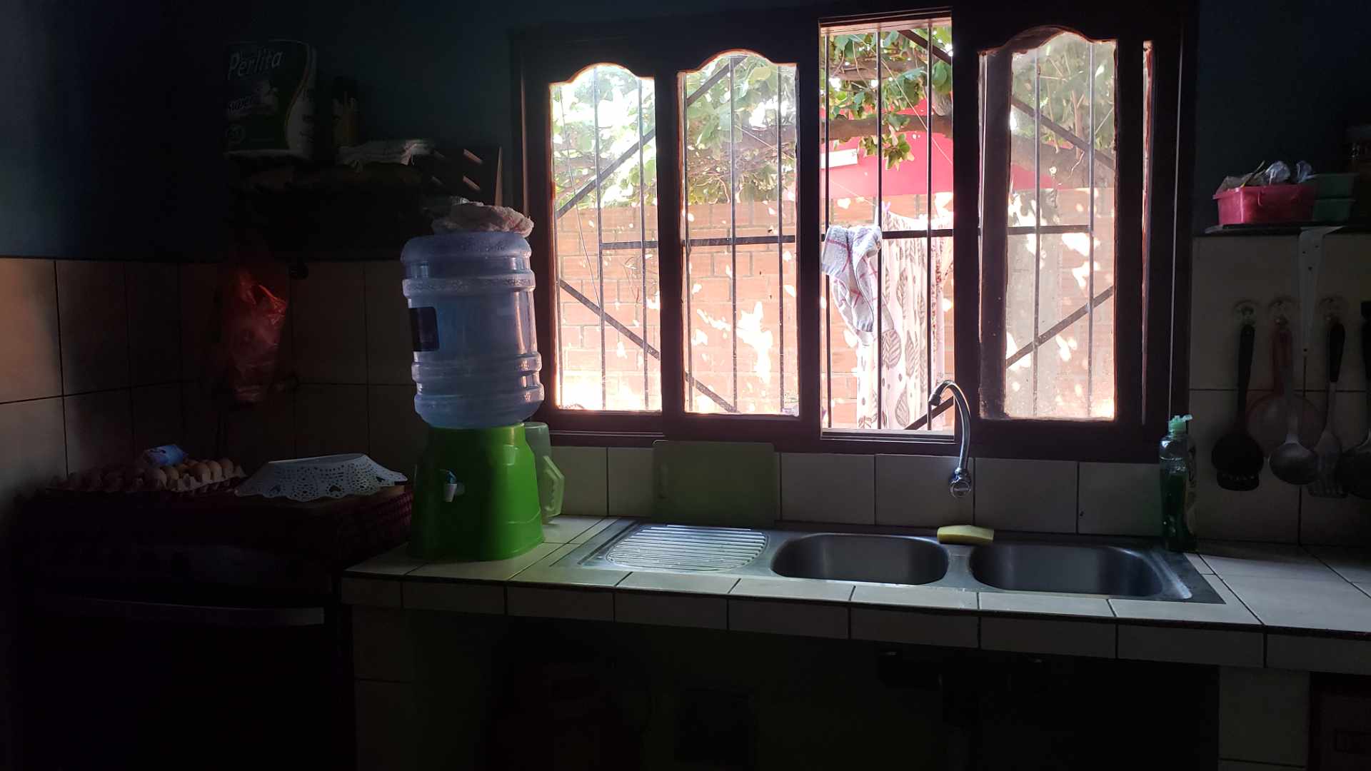 Casa en VentaBarrio los claveles a una cuandra del 9no anillo a dos cuadra de la parada de linea 92,63 es la sede al frente del barrio dorado, en la esquina de la av principal hay un gimnasio. casa amplia en ocasión. Foto 7