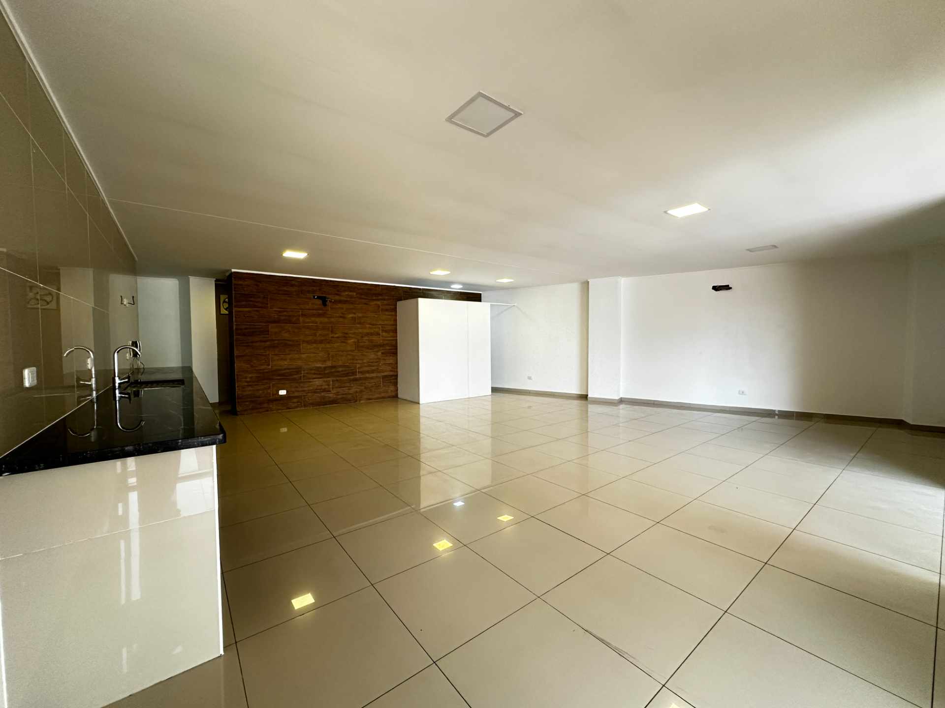 Local comercial en VentaAV. BENI, ENTRE 5TO Y 6TO ANILLO, BUSINESS CENTER Foto 1