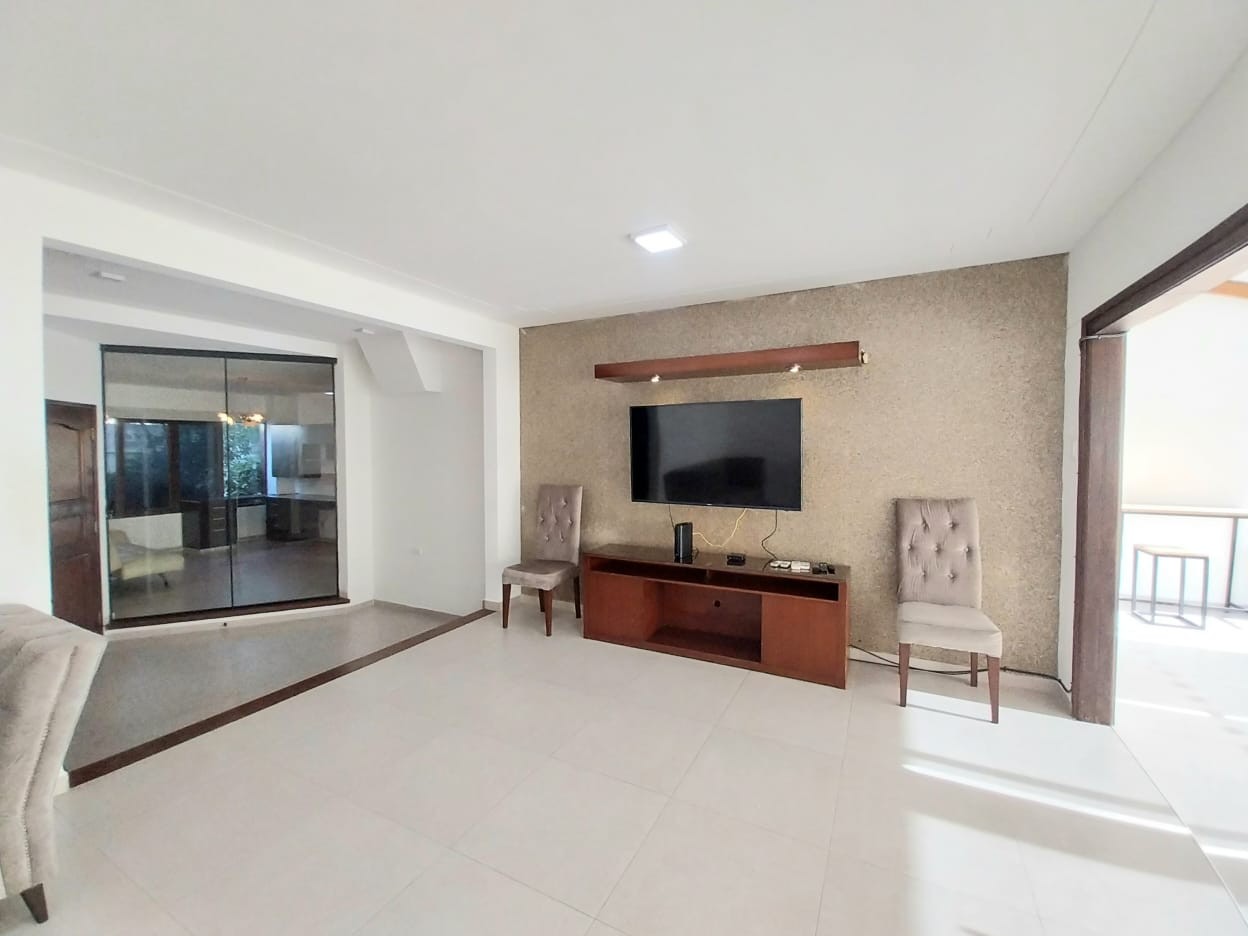 Casa en Alquiler📍 ZONA OESTE, BARRIO URBARÍ 4 dormitorios 4 baños 3 parqueos Foto 3