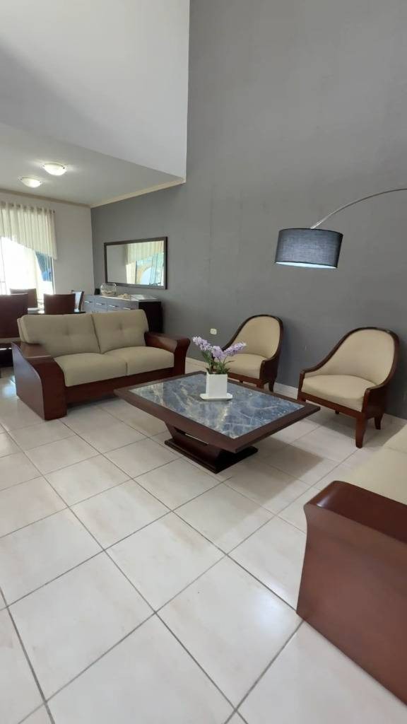 Casa en Entre 4to y 5to anillo Oeste en Santa Cruz de la Sierra 4 dormitorios 6 baños 2 parqueos Foto 3