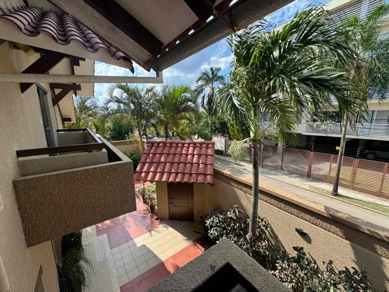 Casa en Entre 4to y 5to anillo Norte en Santa Cruz de la Sierra 3 dormitorios 3 baños 4 parqueos Foto 8