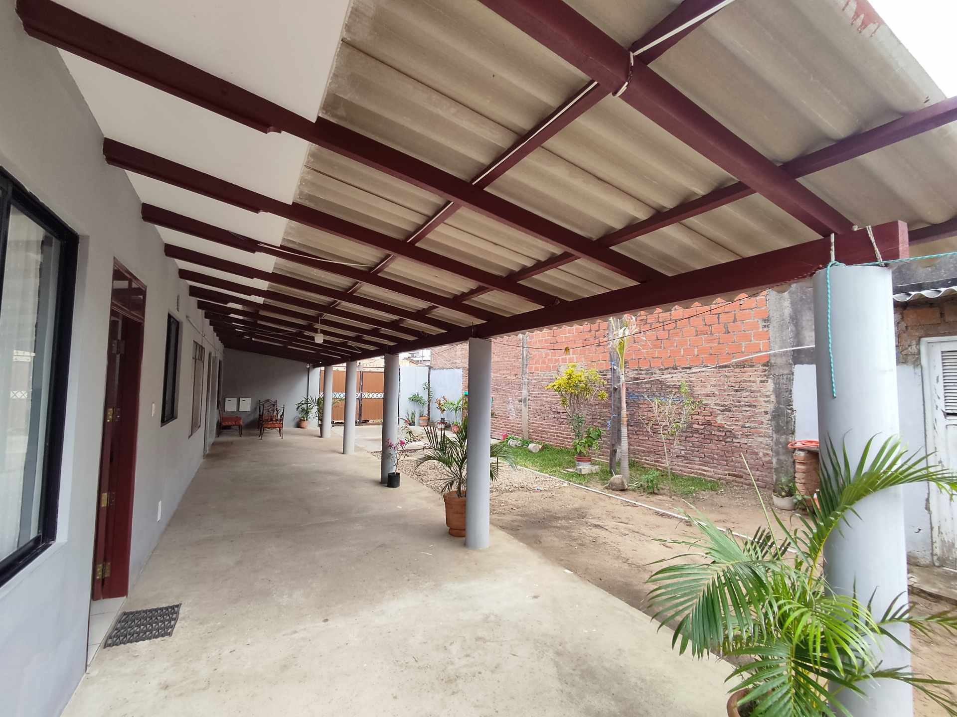 Casa en VentaZona Sur, a una cuadra de la Av. Bolivia.  2 dormitorios 1 baños 3 parqueos Foto 6