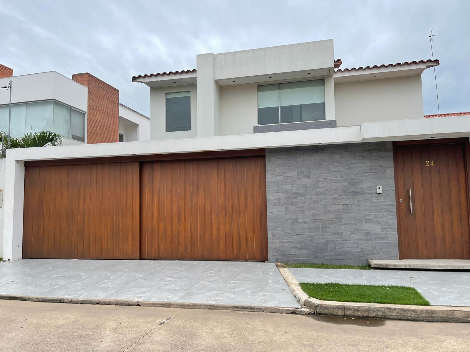 Casa en Las Palmas en Santa Cruz de la Sierra 3 dormitorios 5 baños 2 parqueos Foto 1