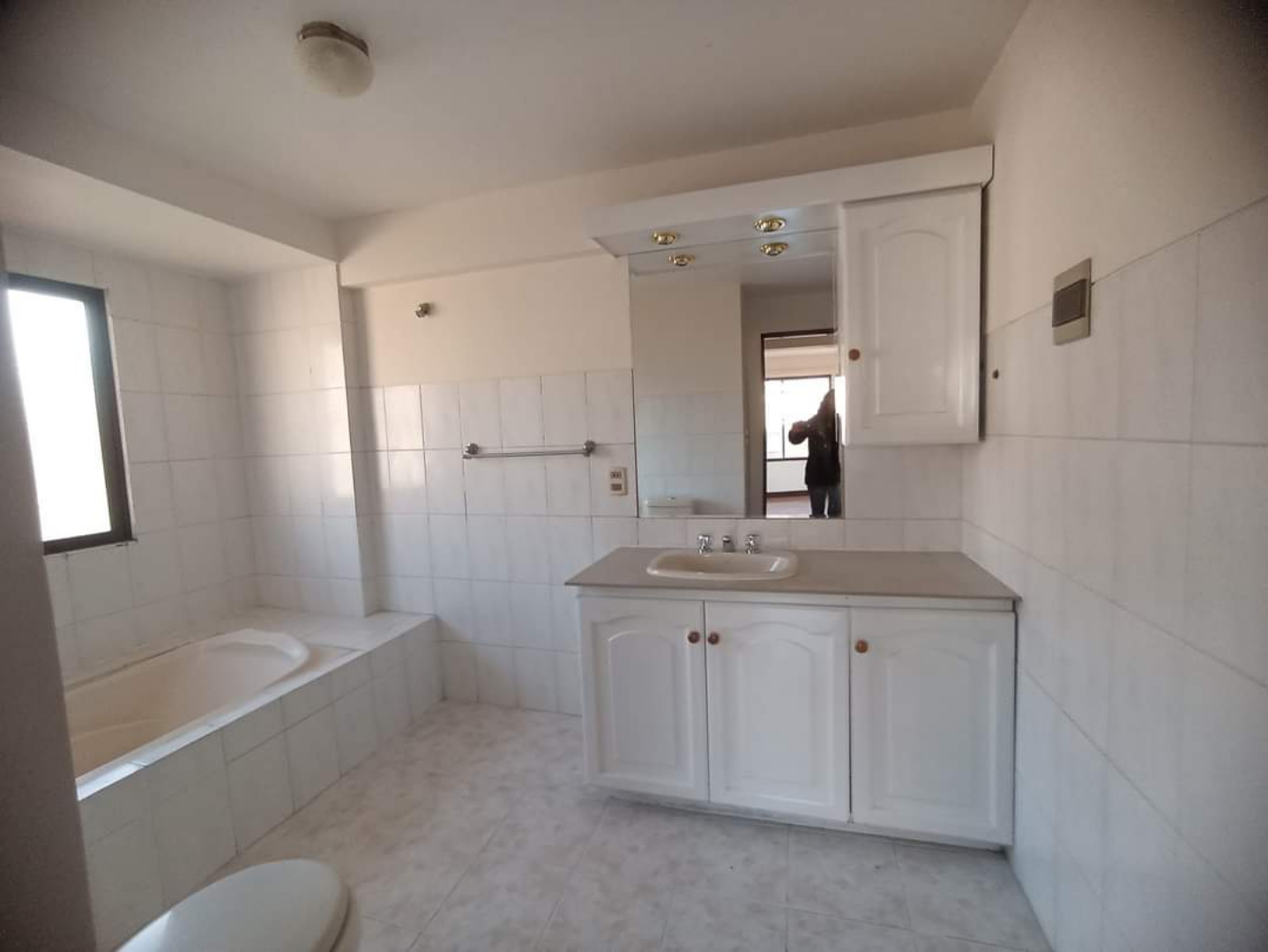 Departamento en Cota Cota en La Paz 3 dormitorios 4 baños 1 parqueos Foto 13