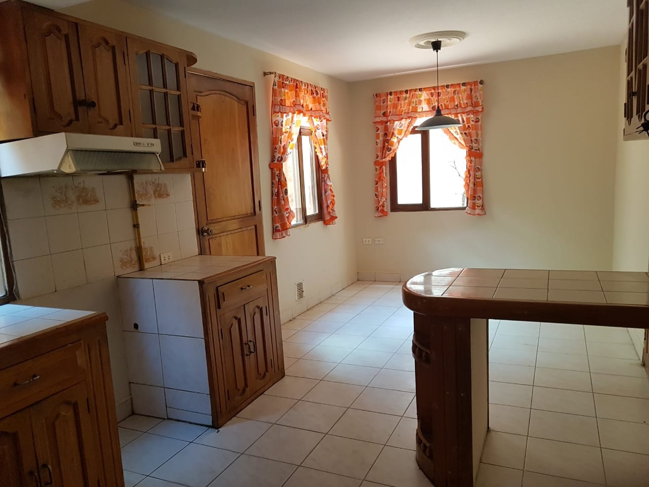 Casa Avenida Atahuallpa frente al segundo tanque de semapa Foto 14