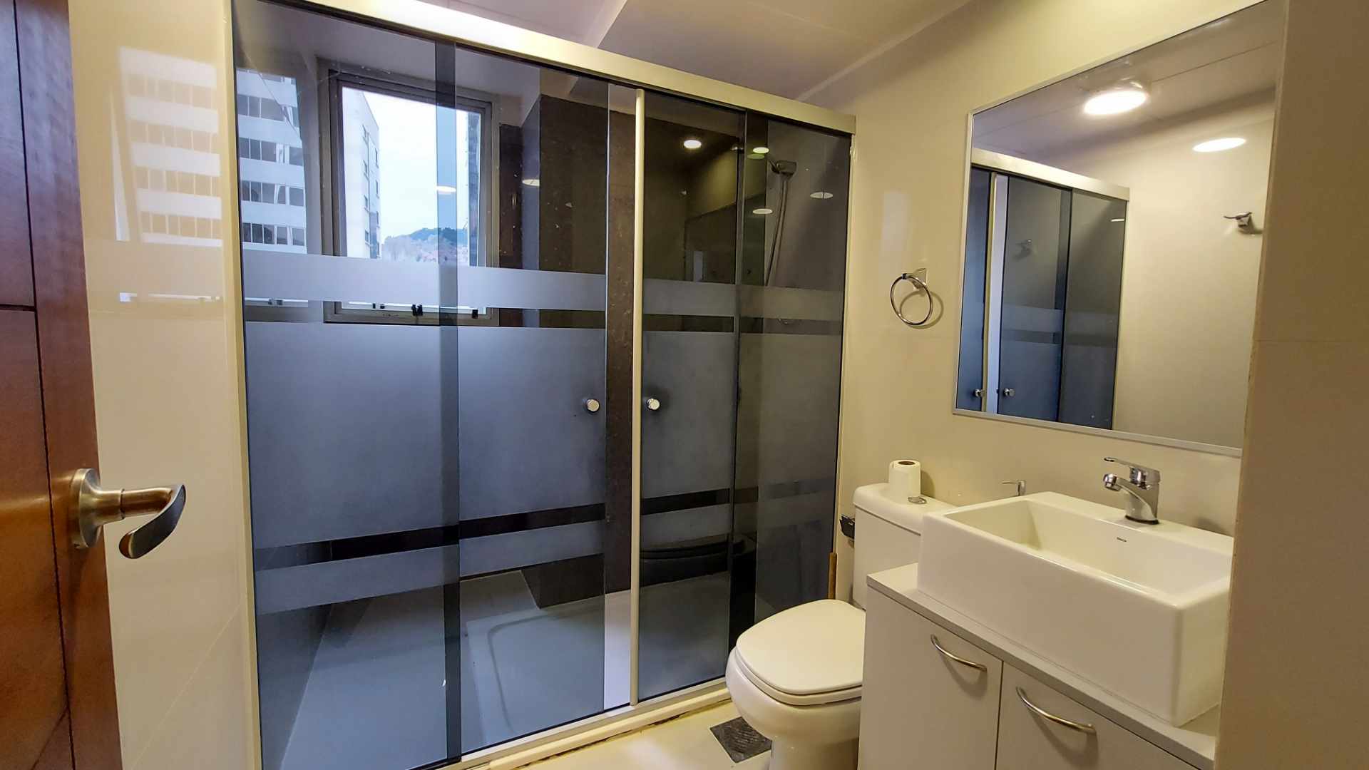 Departamento Av. 6 de Agosto, cerca a la Embajada Americana y Teleférico Celeste Foto 7