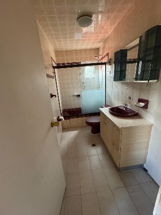 Departamento en VentaUrbanización Los Pinos, calle # 6 bloque 126 4 dormitorios 2 baños 1 parqueos Foto 5