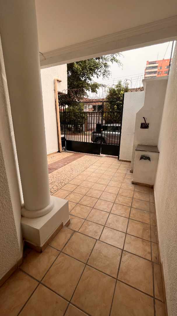 Casa en AlquilerCanal Isuto (Av. La Salle) C/ Claudio Peñaranda  3 dormitorios 4 baños 1 parqueos Foto 2