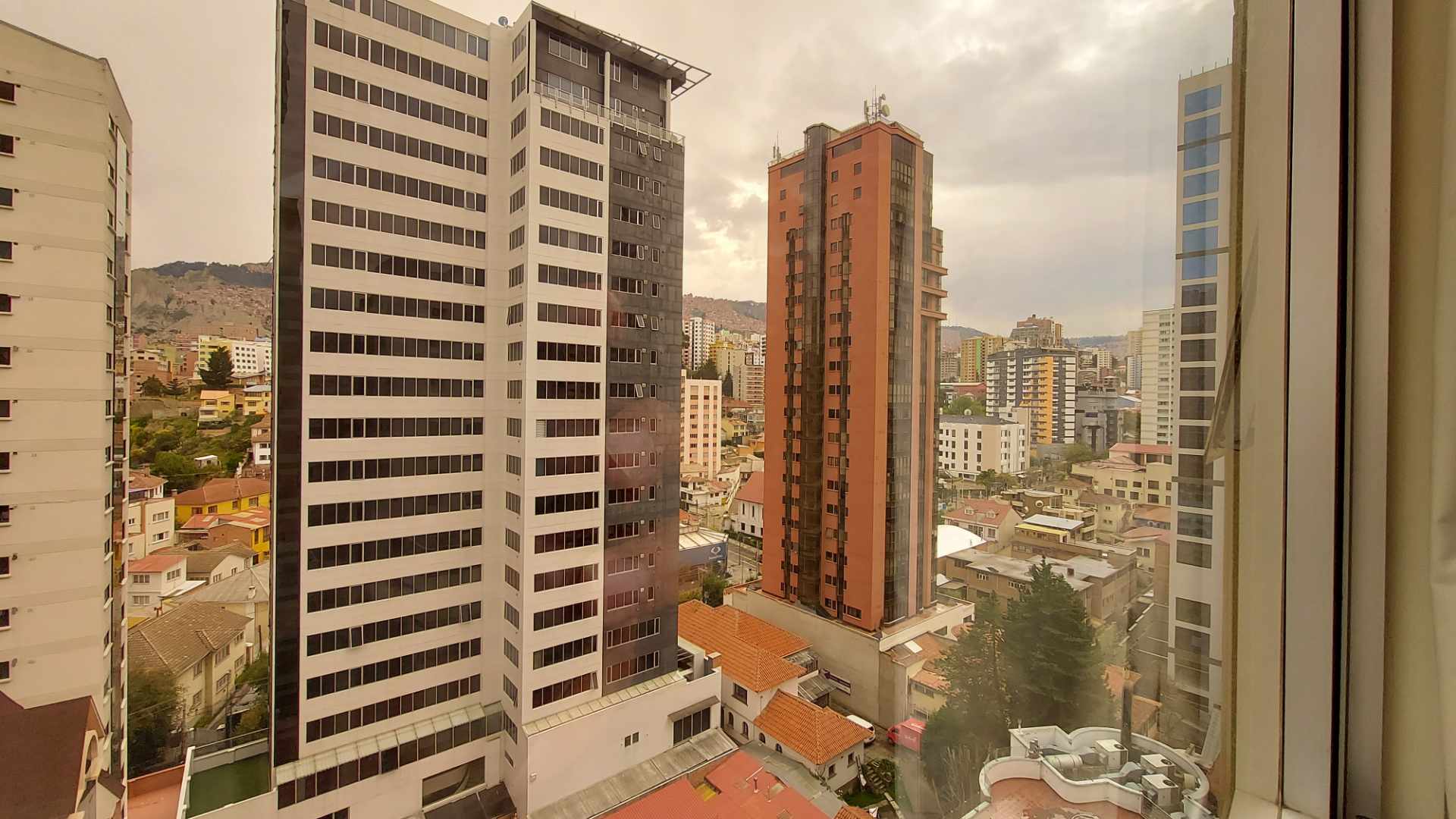 Departamento Av. 6 de Agosto, cerca a la Embajada Americana y Teleférico Celeste Foto 12