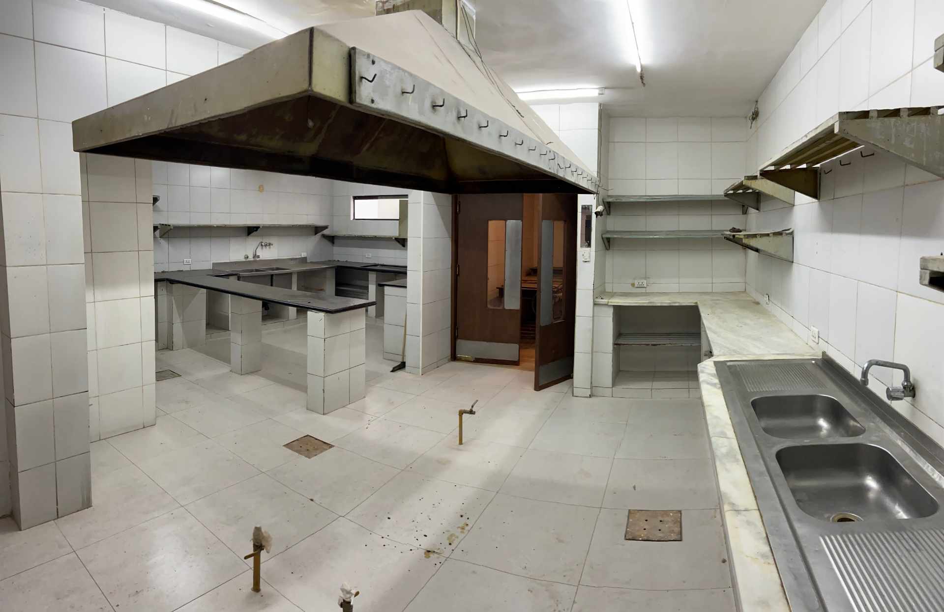 Local comercial en Entre 1er y 2do anillo Norte en Santa Cruz de la Sierra  3 baños  Foto 5