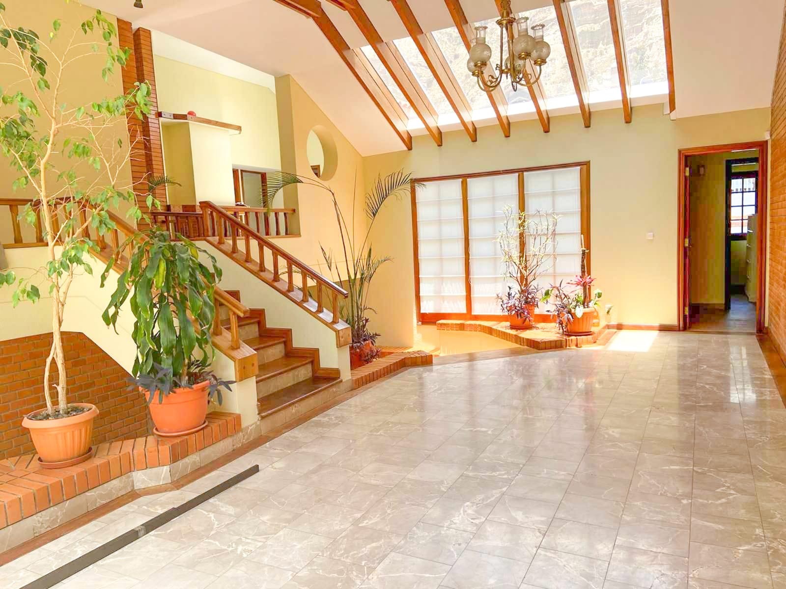 Casa en AlquilerCASA EN ALQUILER  O  VENTA - ZONA SUR DE LA PAZ  4 dormitorios 5 baños 2 parqueos Foto 2