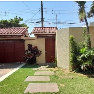 Casa EN VENTA 345. 300 $ o ALQUILER 1500$us
Av. Centenario 3 y 4 anillo. 
Linda Casa Amplia, Cómoda y Céntrica. 
Cerca de Universidades y Colegios.  Foto 4