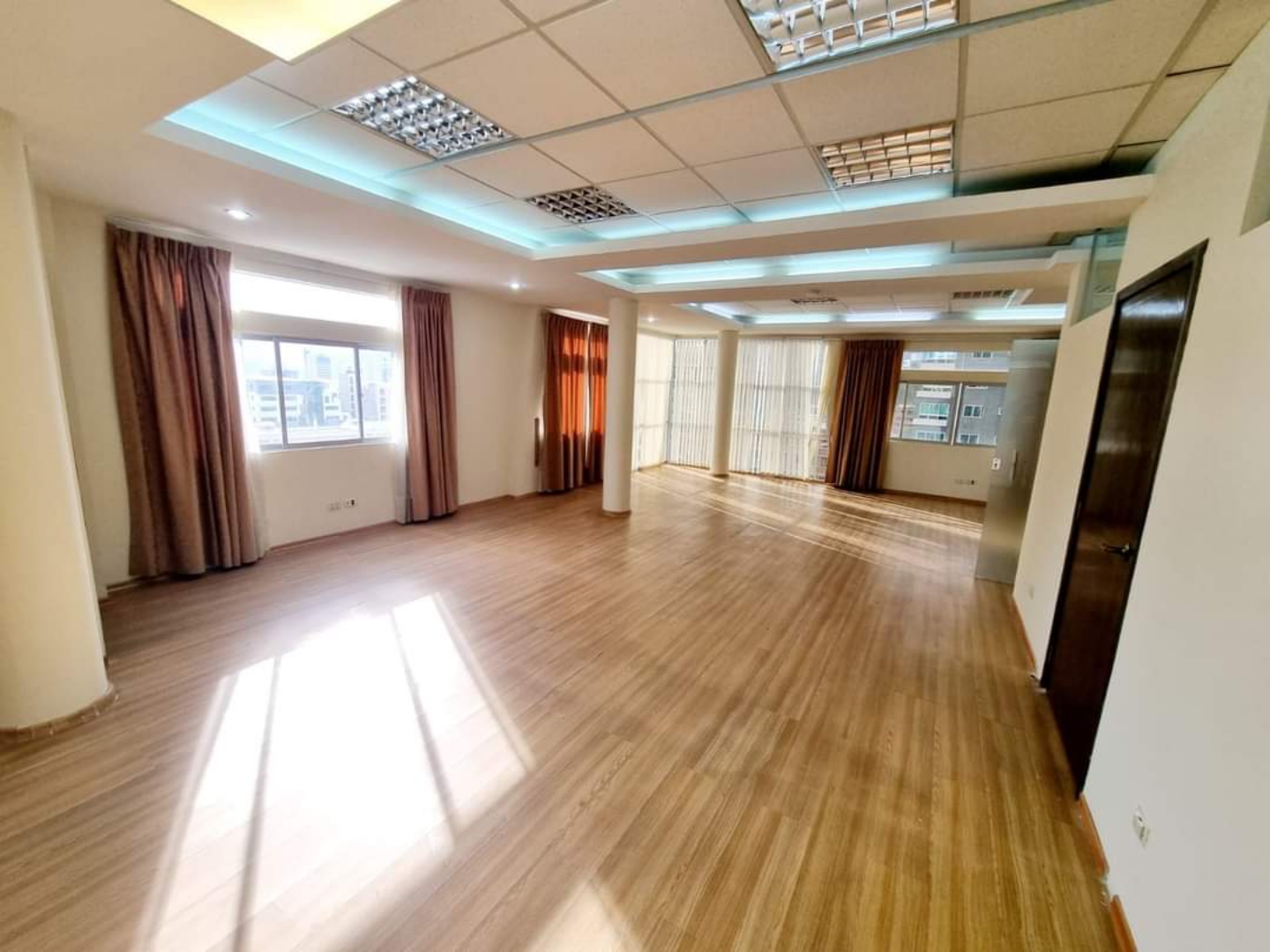 Oficina en Achumani en La Paz 1 dormitorios 2 baños  Foto 16