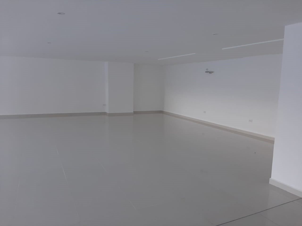 Local comercial en Venta4to anillo frente al Ventura Mall Foto 10