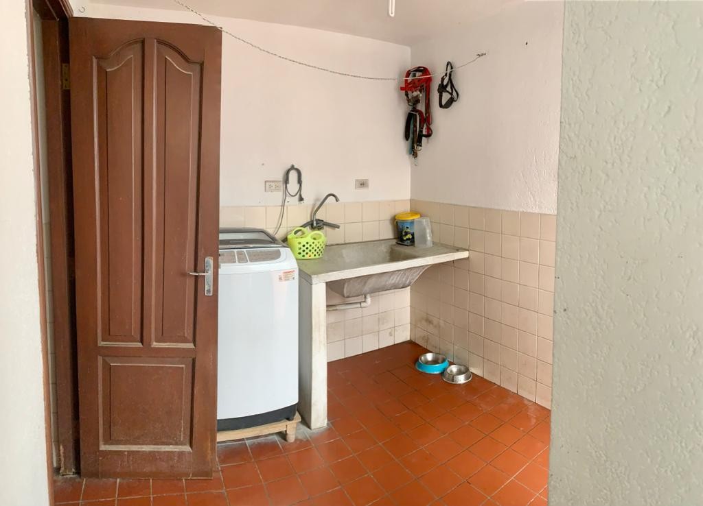 Casa en VentaZona Oeste, Barrio Las Palmas entre 3er y 4to anillo 3 dormitorios 4 baños 2 parqueos Foto 8