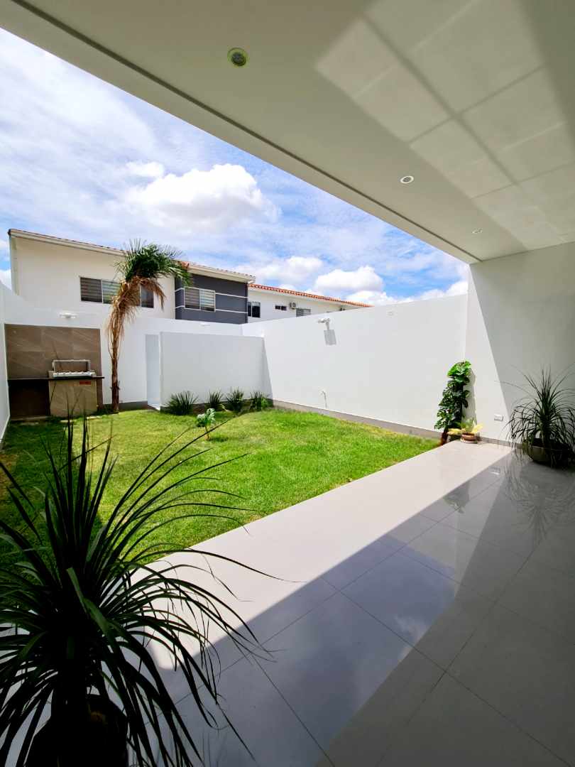 Casa en VentaPRE-VENTA ...Lindas!
CASAS EN ZONA NORTE
Km 8½ (entre 8vo y 9no anillo)
 Foto 15