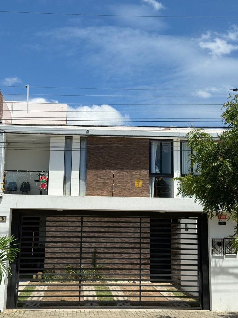 Casa en VentaZona Norte , avenida Alemana entre 7 y 8 vo anillo 4 dormitorios 4 baños 2 parqueos Foto 2
