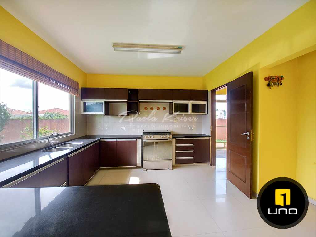 Casa en Urubó en Santa Cruz de la Sierra 3 dormitorios 4 baños 6 parqueos Foto 4