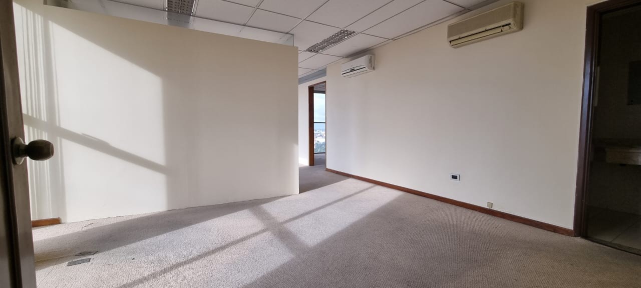 Oficina en AlquilerEdificio Torres CAINCO, Calle Cochabamba 4 dormitorios 2 baños 1 parqueos Foto 7