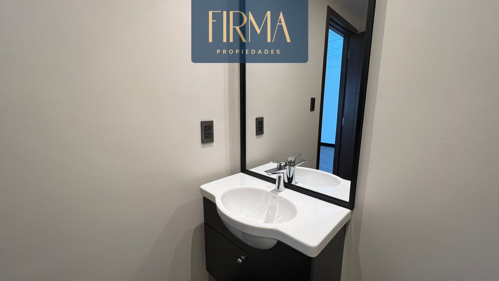 Local comercial ALQUILA  ESTE LOCAL A ESTRENAR EN SAN MIGUEL Foto 9