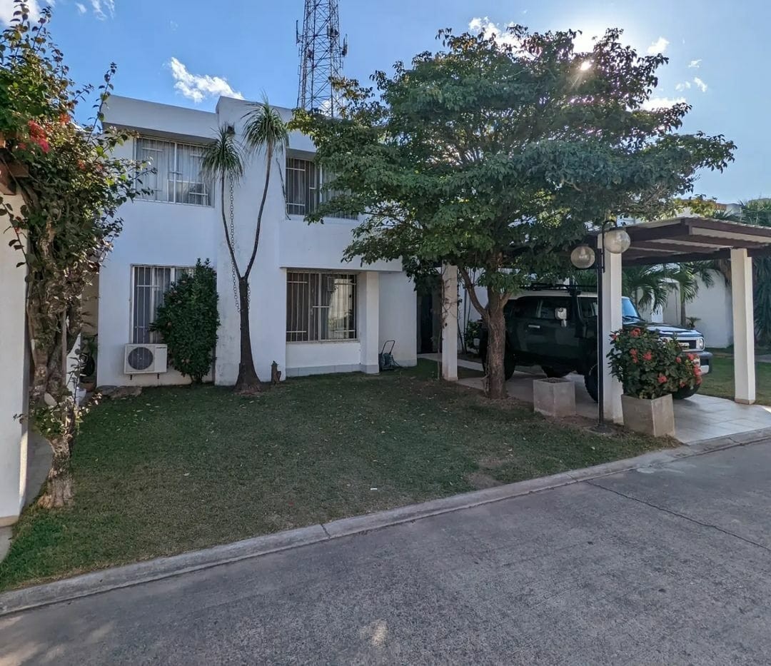 Casa en VentaAvenida Banzer, Quinto Anillo 4 dormitorios 3 baños 2 parqueos Foto 1