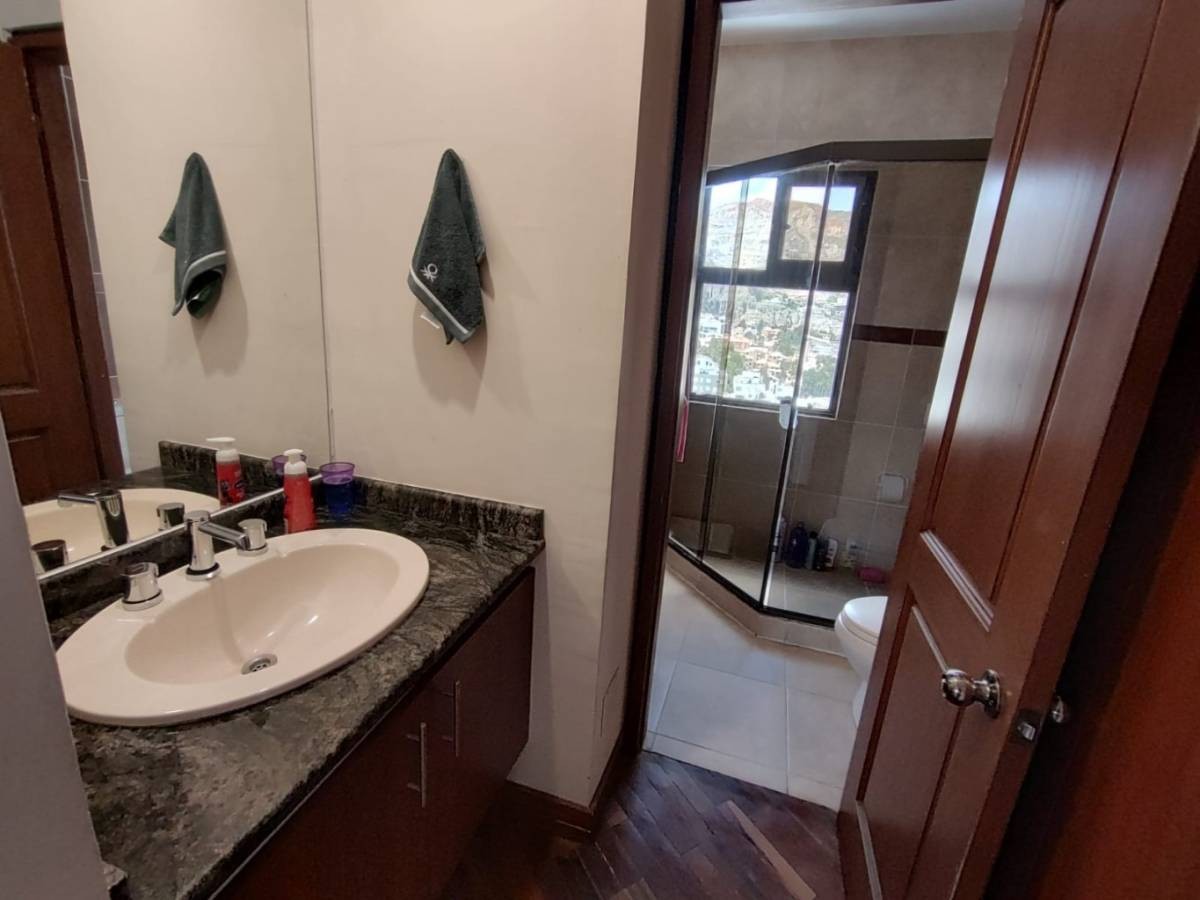 Departamento en AnticréticoCALLE 25 CALACOTO AV. MUÑOZ REYES Foto 3