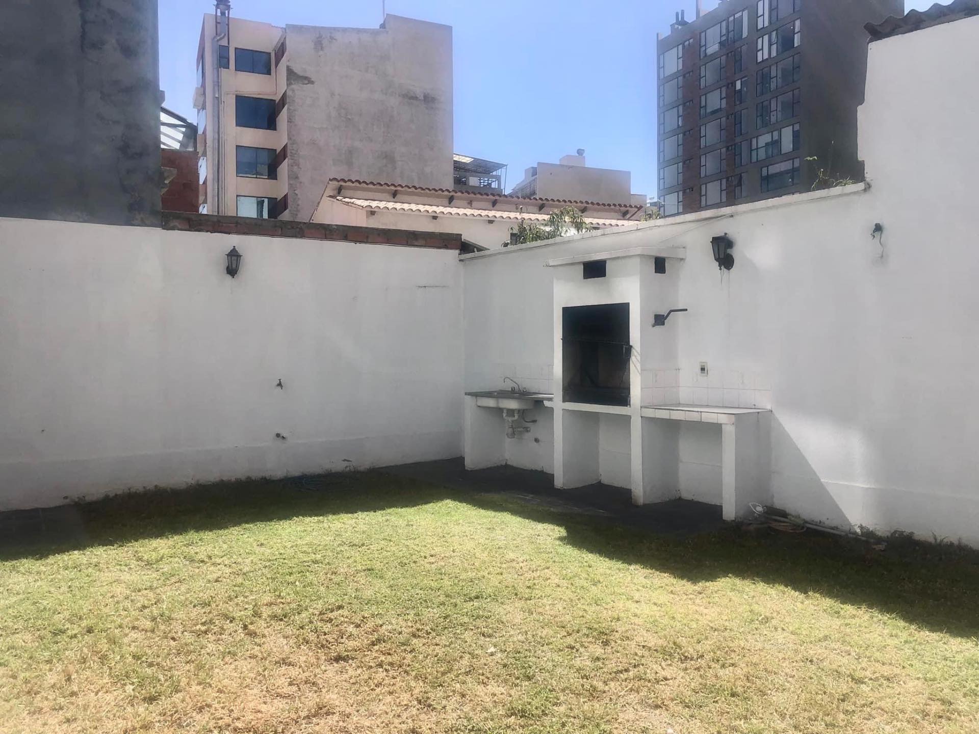 Casa en AlquilerUBICACION, SOL, ESPACIO
CASA IMPECABLE EN ALQUILER 3 dormitorios 4 baños 3 parqueos Foto 3