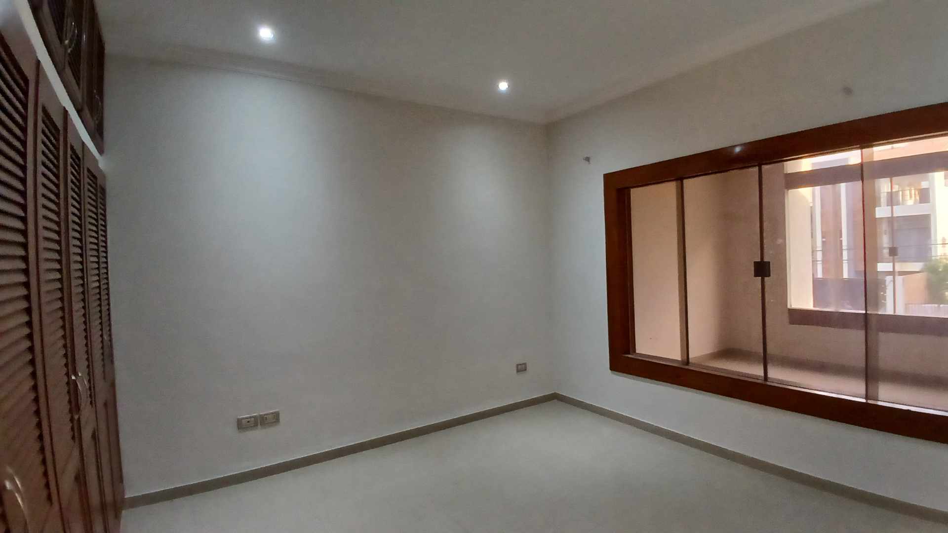 Casa en Alquiler📍 Barrio Hamacas, entre 3er y 4º anillo – Esquina comercial 4 dormitorios 4 baños 2 parqueos Foto 7