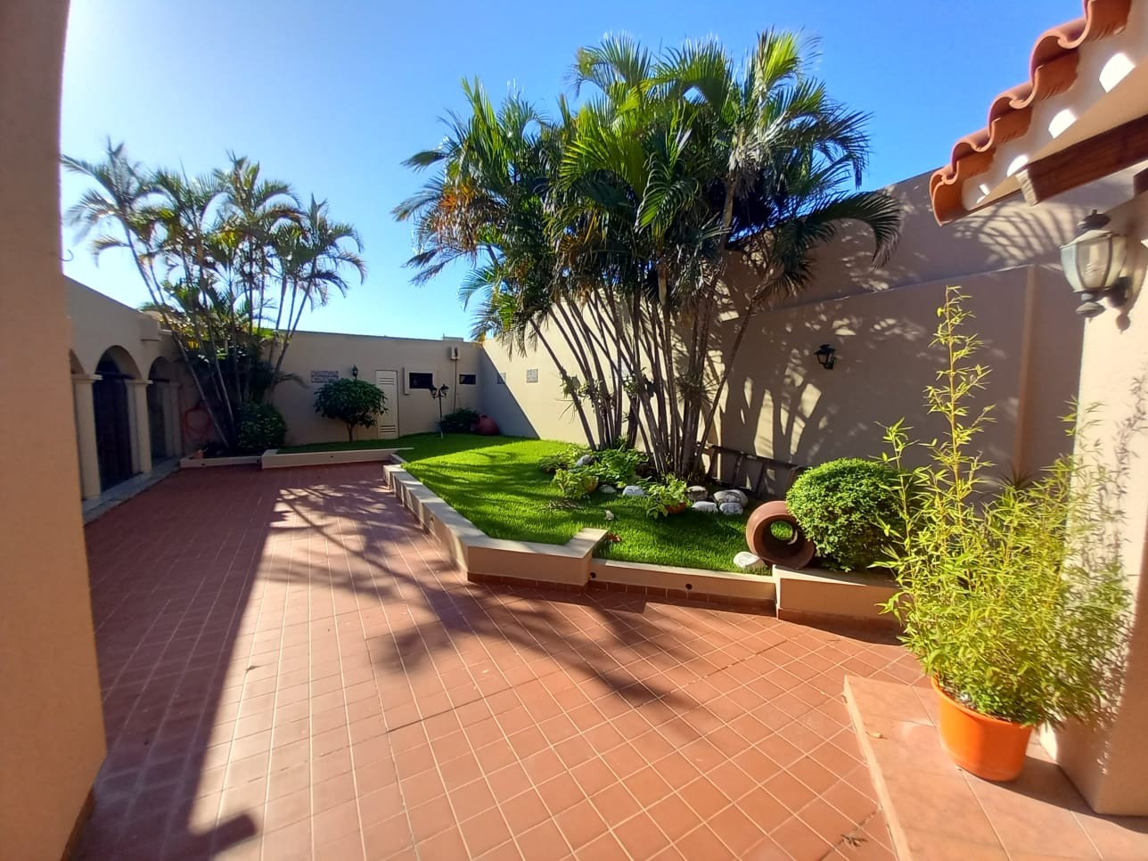 Casa en Alquiler5to. anillo Beni y Banzer 4 dormitorios 4 baños 2 parqueos Foto 13