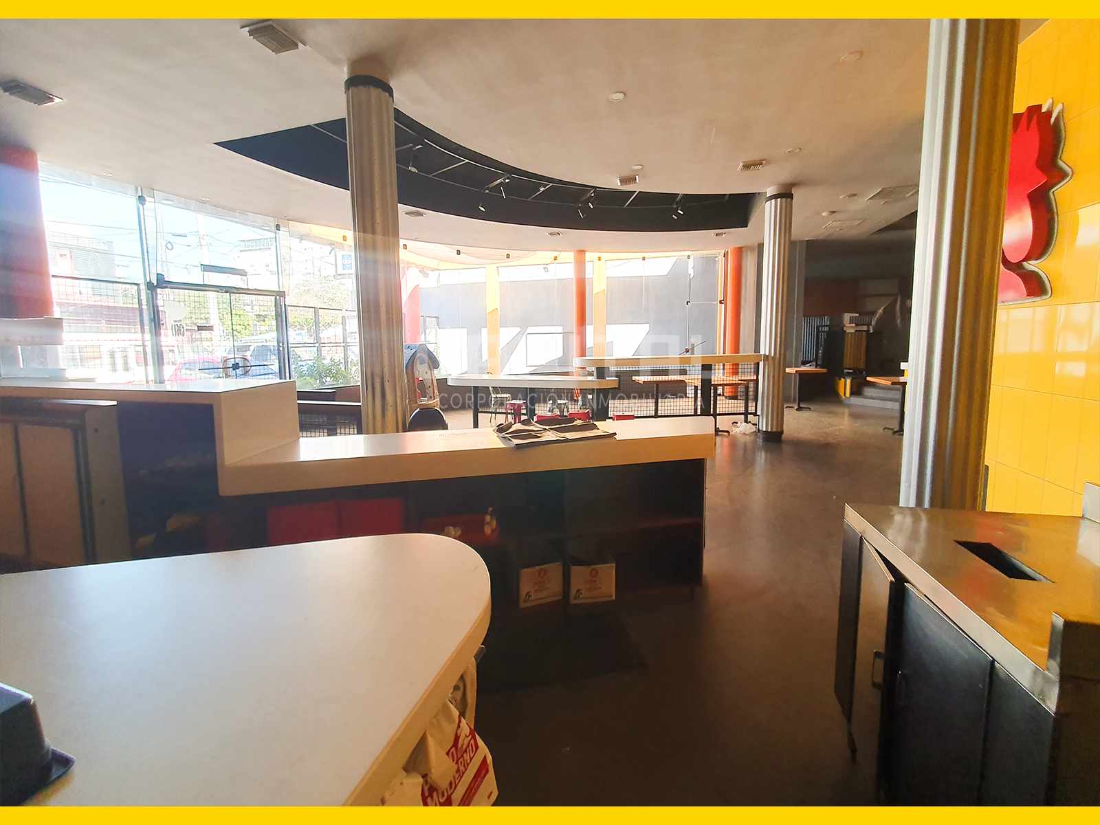 Local comercial en Entre 1er y 2do anillo Este en Santa Cruz de la Sierra 2 dormitorios 4 baños 1 parqueos Foto 12