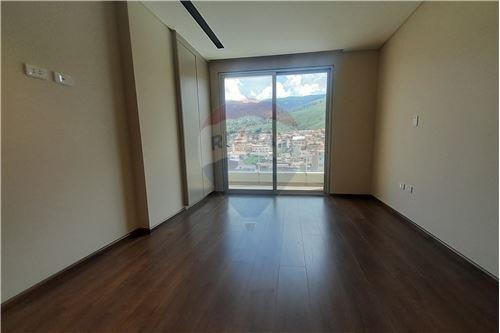 Departamento en Aranjuez en Cochabamba 3 dormitorios 4 baños 1 parqueos Foto 31