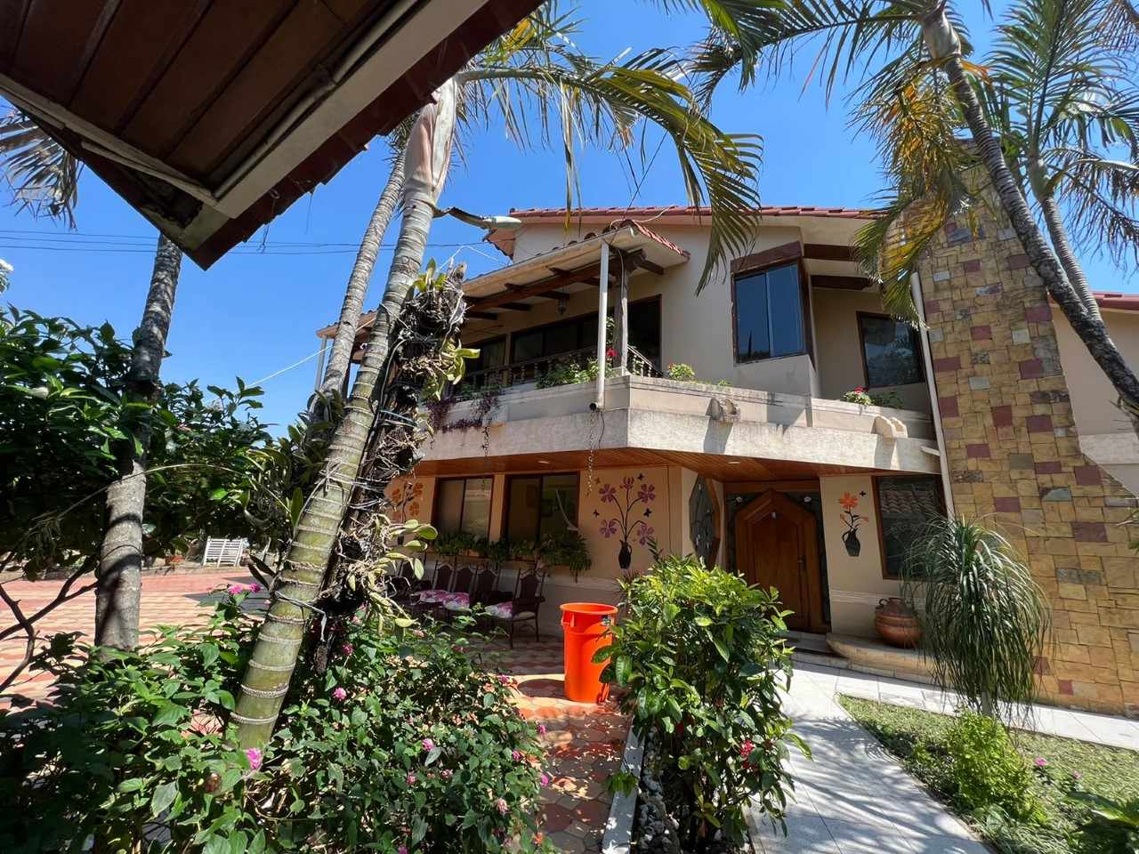 Terreno en VentaEn Ubicación Privilegiada De Ocasión En Venta Amplio Terreno (1.105 m2) con casa Ideal para Desarrollo Inmobiliario o Comercial - 3er Anillo y Radial 26    Foto 4