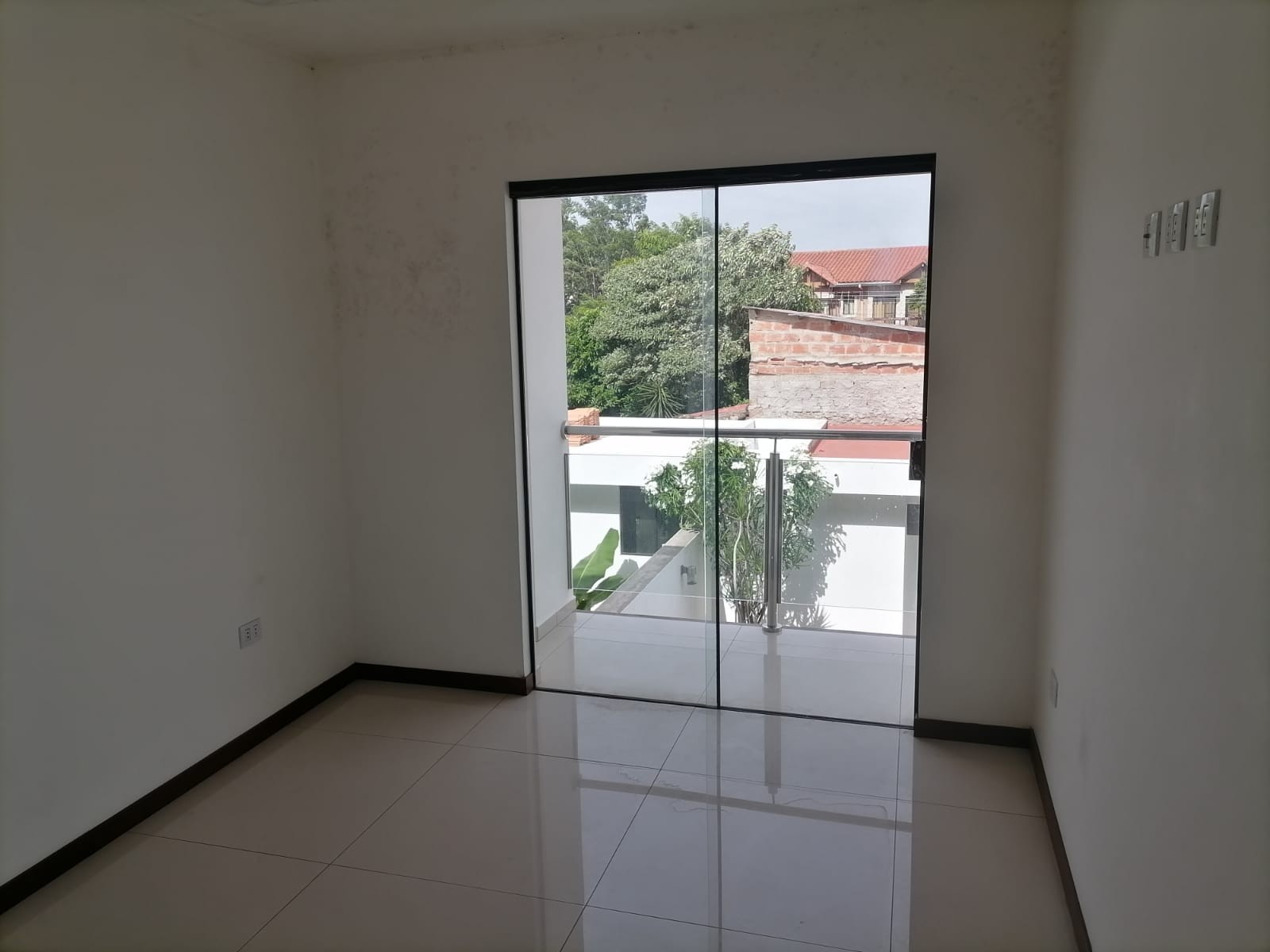 Casa en VentaCALLE FCO BERNACHI  entre Av. Centenario y Av. Roca Coronado 3 dormitorios 3 baños 2 parqueos Foto 5