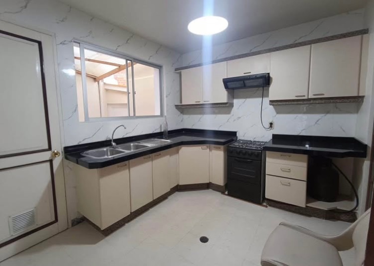 Casa en AlquilerCASA OFICINA EN ALQUILER 3 dormitorios 3 baños 1 parqueos Foto 3