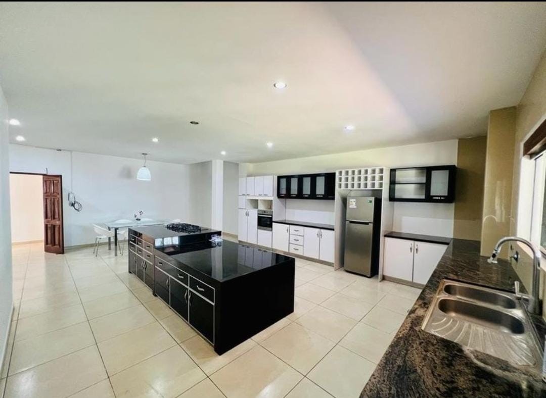 Casa en AlquilerCASA EN ALQUILER EN ZONA NORTE BENI  4 dormitorios 6 baños 4 parqueos Foto 9