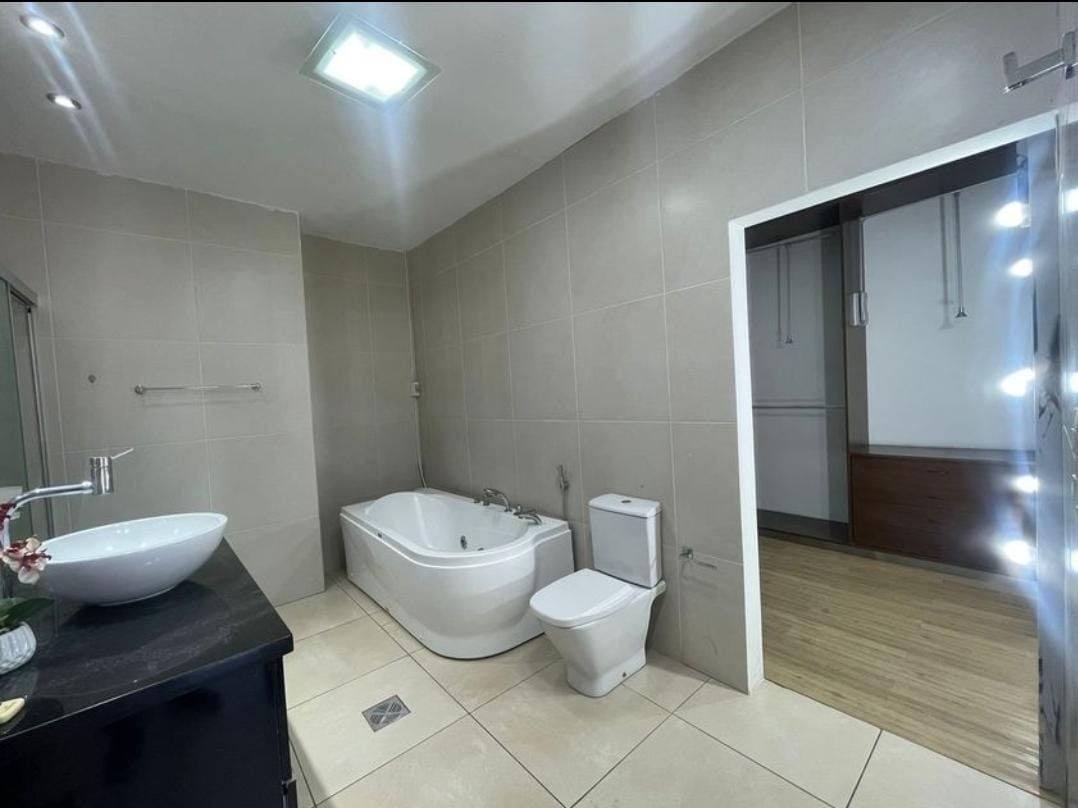 Casa en AlquilerCASA EN ALQUILER EN ZONA NORTE BENI  4 dormitorios 6 baños 4 parqueos Foto 15