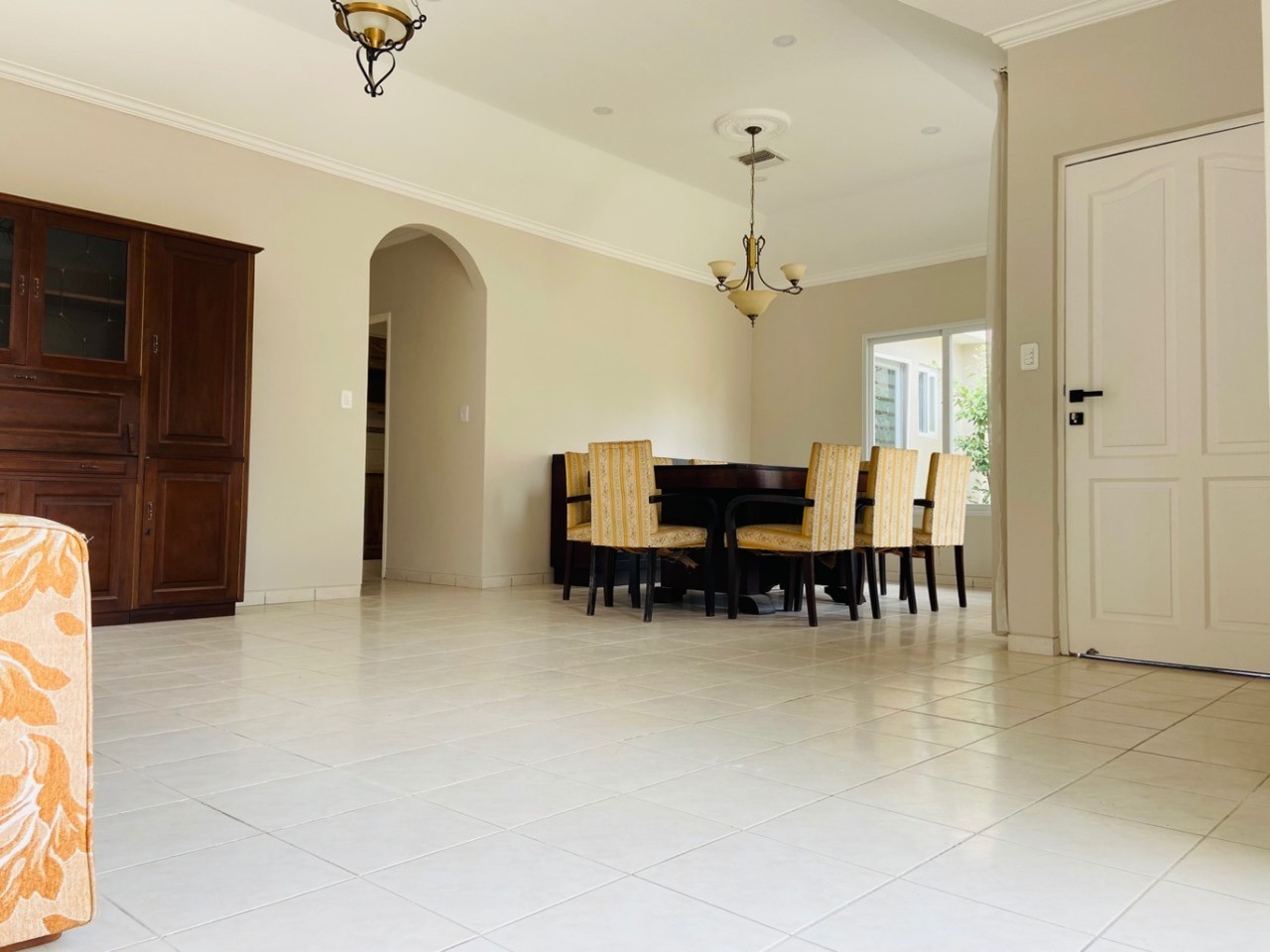 Casa en Entre 4to y 5to anillo Oeste en Santa Cruz de la Sierra 3 dormitorios 3 baños 2 parqueos Foto 4