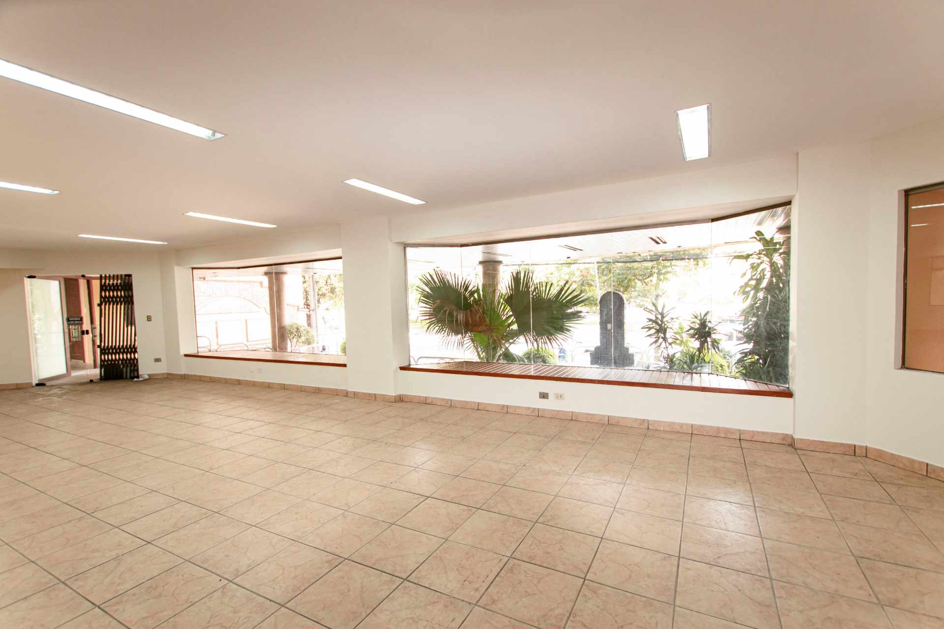 Local comercial en AlquilerAv. Ballivian, Prado - Edif. Torres del Sol - Centro - Cochabamba  2 baños  Foto 4