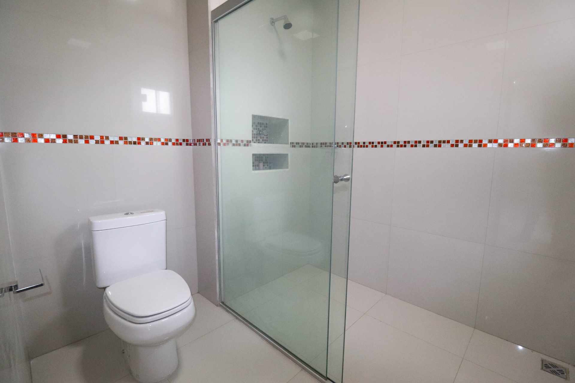 Casa en Entre 7mo y 8vo anillo Sur en Santa Cruz de la Sierra 4 dormitorios 3 baños 2 parqueos Foto 11